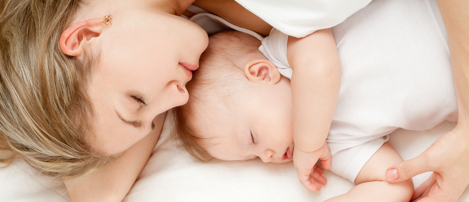 Gyermeknevelési támogatást igénylő anyuka és kisbabája