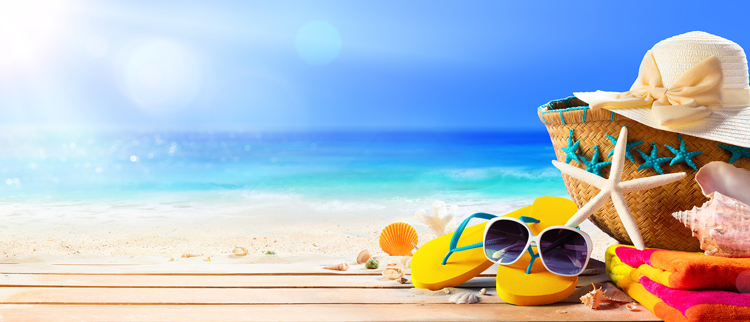 Kellékek nyaraláshoz: napszemüveg, strandtörölköző, papucs